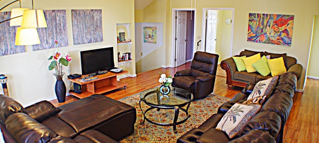 Blue house (Main floor) 5 bedrooms 2.5 baths