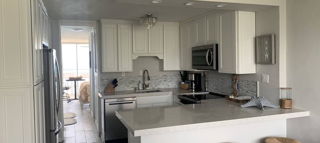 Breath taking view, ocean front! Redone unit
