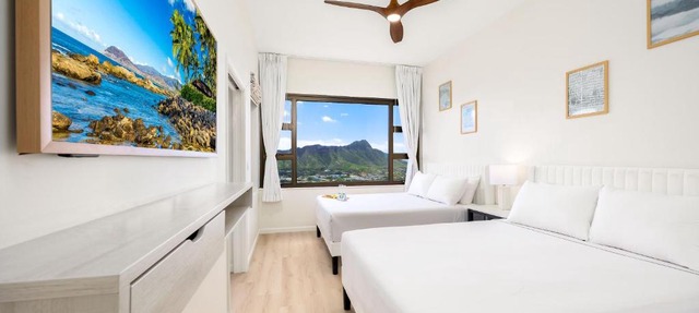 Breezy penthouse with ocean, mountain & city views