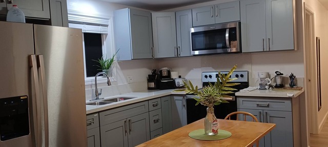 "BRIGHT, COZY & LOVELY home" Newly Renovated. & close to the BEACH