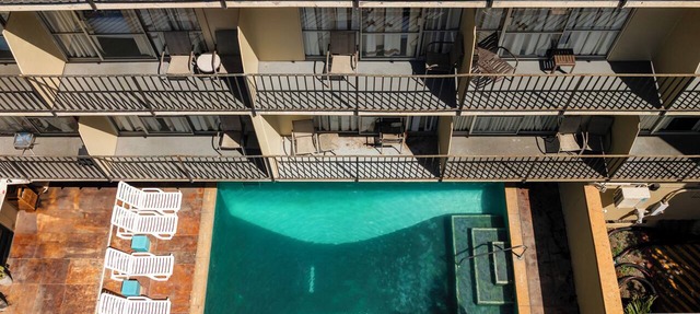 Budget Friendly, Spacious Suite, Full Kitchenette & Lanai - Near Waikiki Beach!
