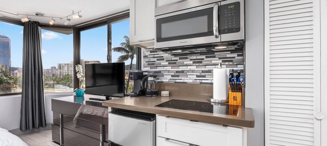 Canoe Palms Waikiki Pool, Hot Tub, Gym, WiFi, AC
