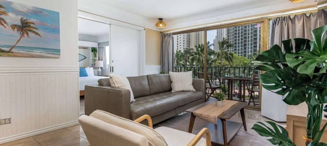 Central Waikiki 2 Bedroom, AC, Lanai, Pool, King