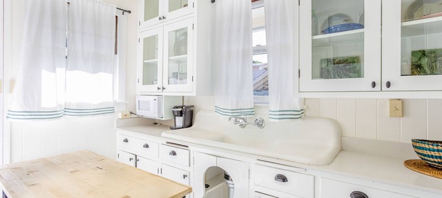 Charming cottage close to everything - walk to beach, zoo, & park