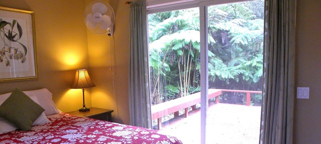 Charming Kaloko Mountain Cottage with hot tub - private,secluded and cozy!