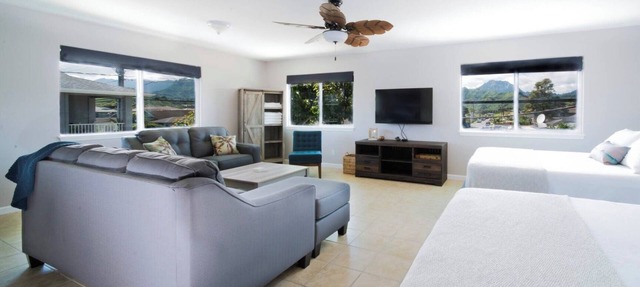 Charming Loft in peaceful Kailua with WiFi, AC, and Mountain views.