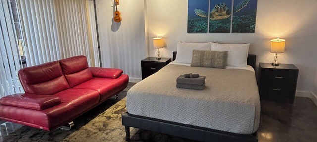 Chic studio condo with Free Parking & AC in vibrant Downtown Honolulu