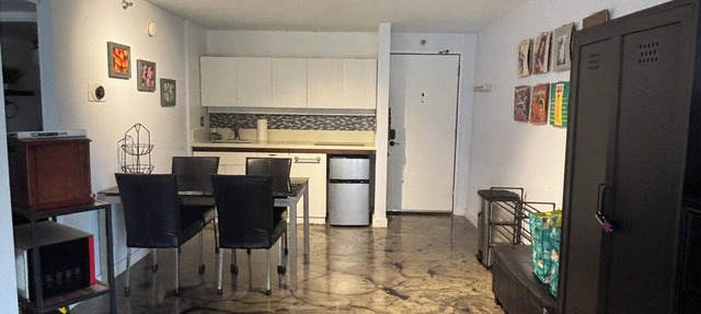 Chic studio condo with Free Parking & AC in vibrant Downtown Honolulu