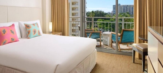 Classic Queen by the Beach | Oceanfront Access | Minutes to Waikiki Aquarium