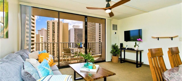 Clean one bedroom With AC, Full Kitchen, Free WiFi, one block to Beach!