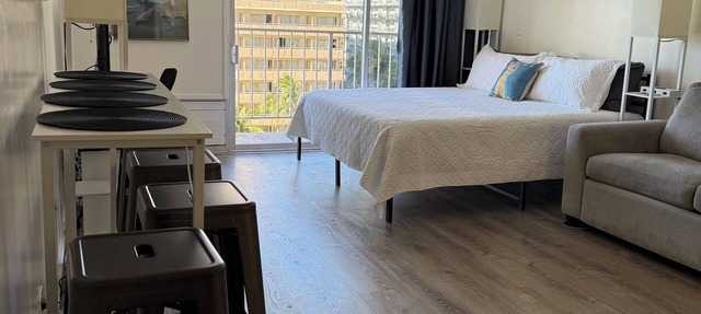 Comfy studio, King bed, kitchen & parking included with stay