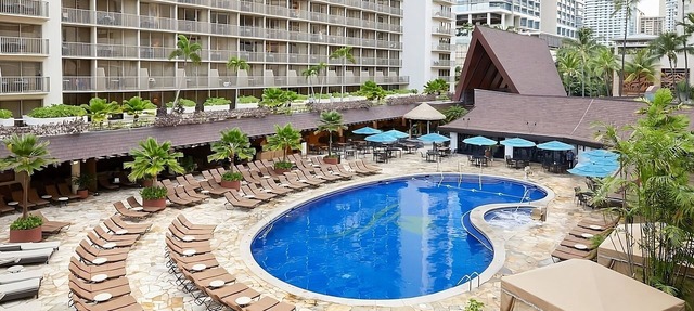 Conveniently Located To Excellent Transportation! Restaurants, Bars, Pool!