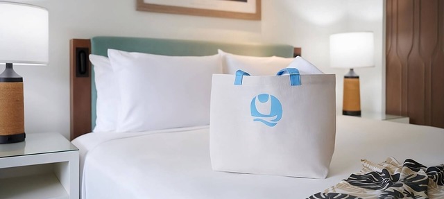 Conveniently Located To Excellent Transportation! Onsite Dining, Pets Allowed