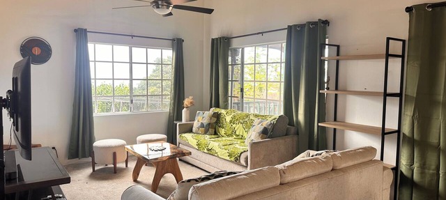 Cozy 3-bedroom house in beautiful Kailua-Kona with cool AC breeze