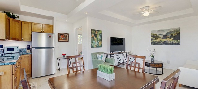 Cozy apartment on botanical estate near the ocean with WIFI & Smart TV