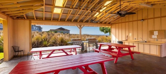 Cozy, clean, and comfortable condominium home in wonderful Kona!