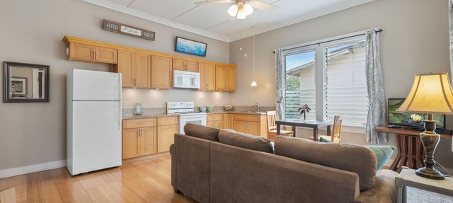Cute Plantation Cottage; Walk into Wailuku Town; Central Location!