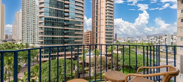 Entire 2 Bedroom Condo, King Bed, FREE Parking, Sleeps 6, Walk to Waikiki Beach