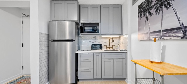Executive-style 24th-floor condo with pool, hot tub & city views