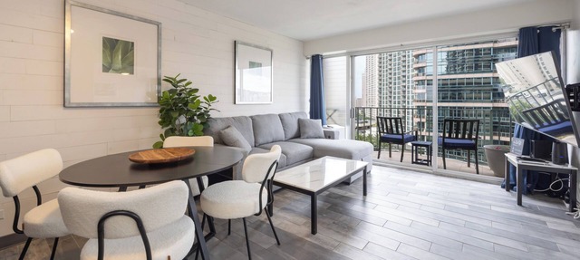 Free parking 2-bedroom condo in Waikiki, cool breeze w/A/C. Sleeps 6