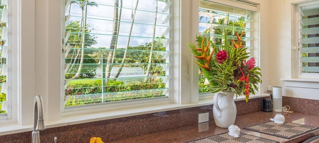 Garden Cottage — Four-Poster Queen, Direct Wailua River Views