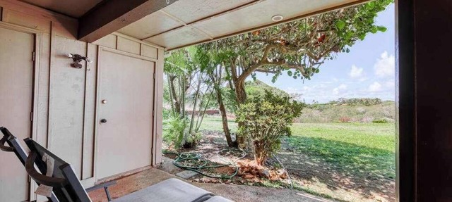 Garden-View Molokai Condo with Lanai, Pool & Walk to Beach
