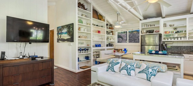 Gated cottage, 3 blocks to beach, A/C Close to Tunnels. Lots of outdoor space