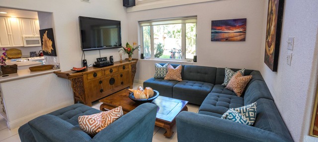 Gated Estate with Private Pool, Walk One Block to Beach or 8 blocks to Lahaina