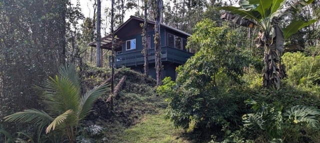 Gorgeous, Newly Built, Cabin- Off the Grid & 10 Minutes from Black Sand Beaches!