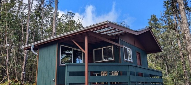 Gorgeous, Newly Built, Cabin- Off the Grid & 10 Minutes from Black Sand Beaches!