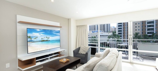 Great Location In Wakiki! Amazing Ocean Views from your private lanai!