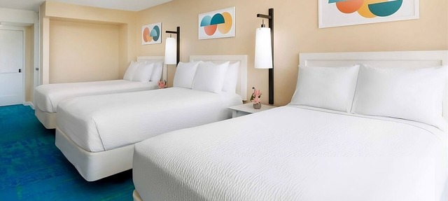 Great Relaxing Overnight Stay! 4 Diamond Head View Units, Beachfront, Pool