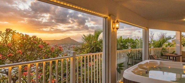 Hale Lilikoi: 4BR Ocean View, Hot Tub & Minivan