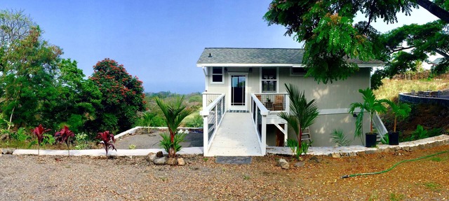 "Hale Maluhia" - Cottage with expansive ocean views in central Kailua Kona.