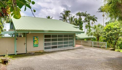 Hilo Home w/Private Deck + Stunning Ocean Views!