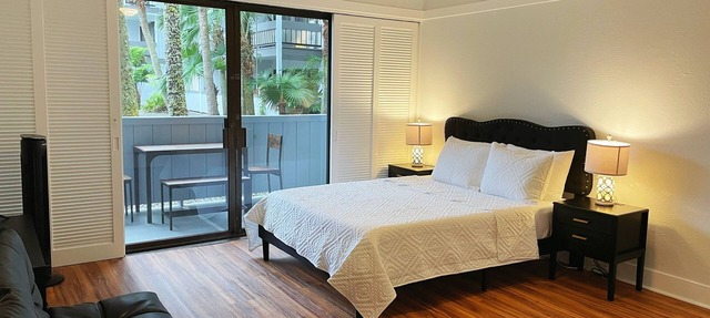 Hilo Lakefront Studio, Pool, Walk to Downtown