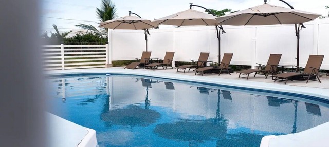 Hilo Villa with pool - 16 guests max