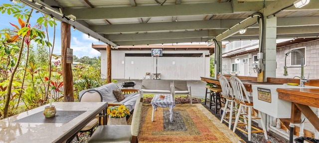 Historic Hilo Oasis - Walk to Dining, AC, 2BR