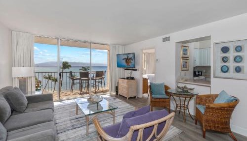 Incredible Beachfront 1BR - Sleeps 4 Awesome Location And In the Center of Restaurants Many Beaches Golf and More