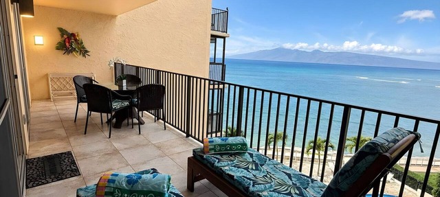 Kahana, Hololani, Spacious 4 BR, Beachfront, Sleeps 12
