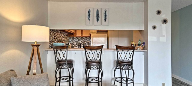 Kailua-kona Condo w/Lanai, Walk to Beach + Pier!
