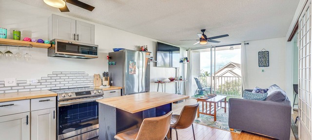 Kailua-Kona Condo w/Balcony: Walk to the Beach!