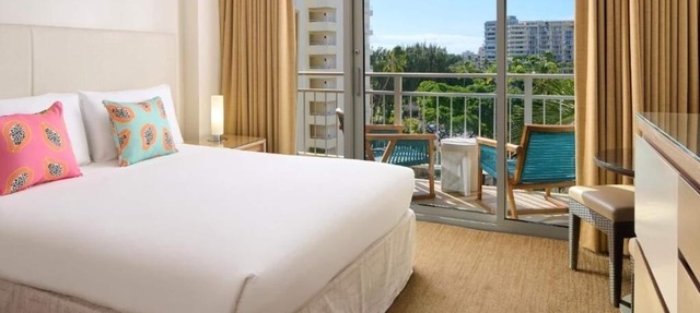Kaimana Beach Hotel | Classic Queen | Beachfront Getaway