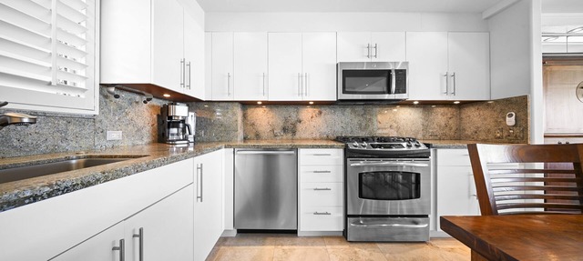 Kaimana Shores Getaway by Gather: Gold Coast Condo w/Diamond Head & Ocean Views