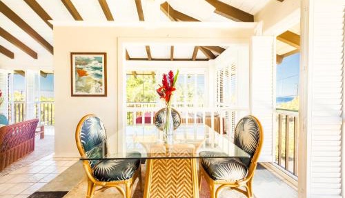 King Palm Ocean views King bed walk to beach Free WIFI parking BBQ