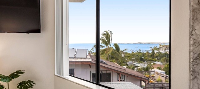 King Suite Oasis: Unwind with Jacuzzi & Bay Views Unit B