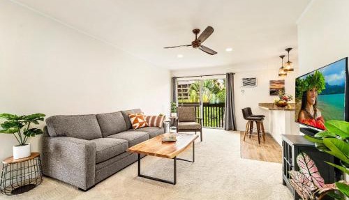 Kona Mansions#302 Top Floor, Downtown Kona, AC!