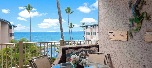 Kona Reef F2 – Charming Oceanfront Condo for 4!