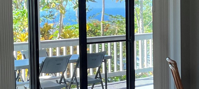 Large 3/2 House in Kailua-Kona with ALL New Furnishings and Yard Above Airport