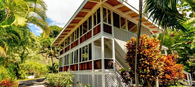 Let us Big Isle You! Proximity to the ocean without the beachfront price!